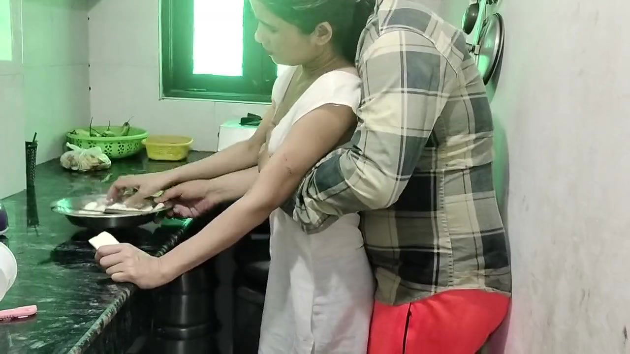 Malik ne muze paise dekar hotel me jabar dasti pela