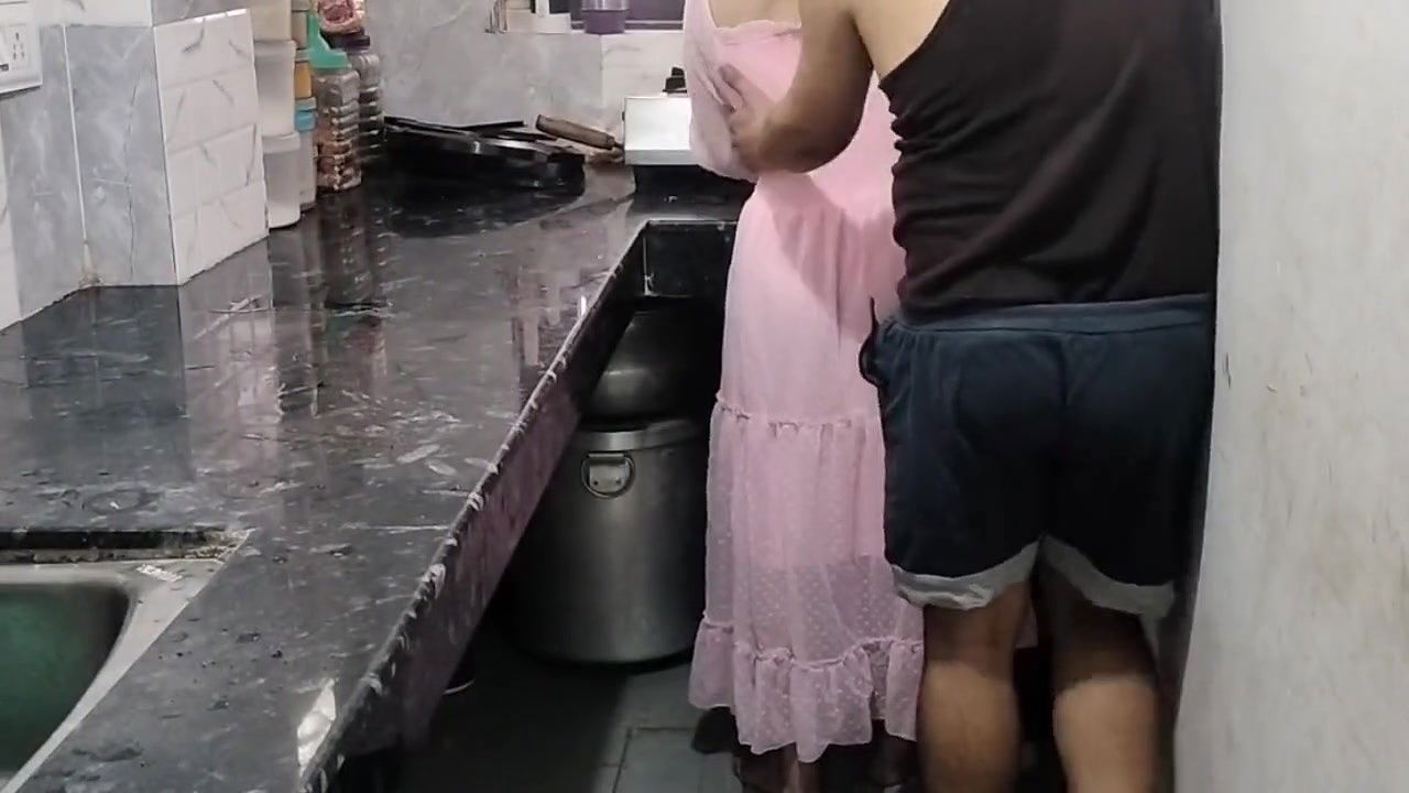 Malik ne muze paise dekar jabar dasti doodh daba daba kar pela