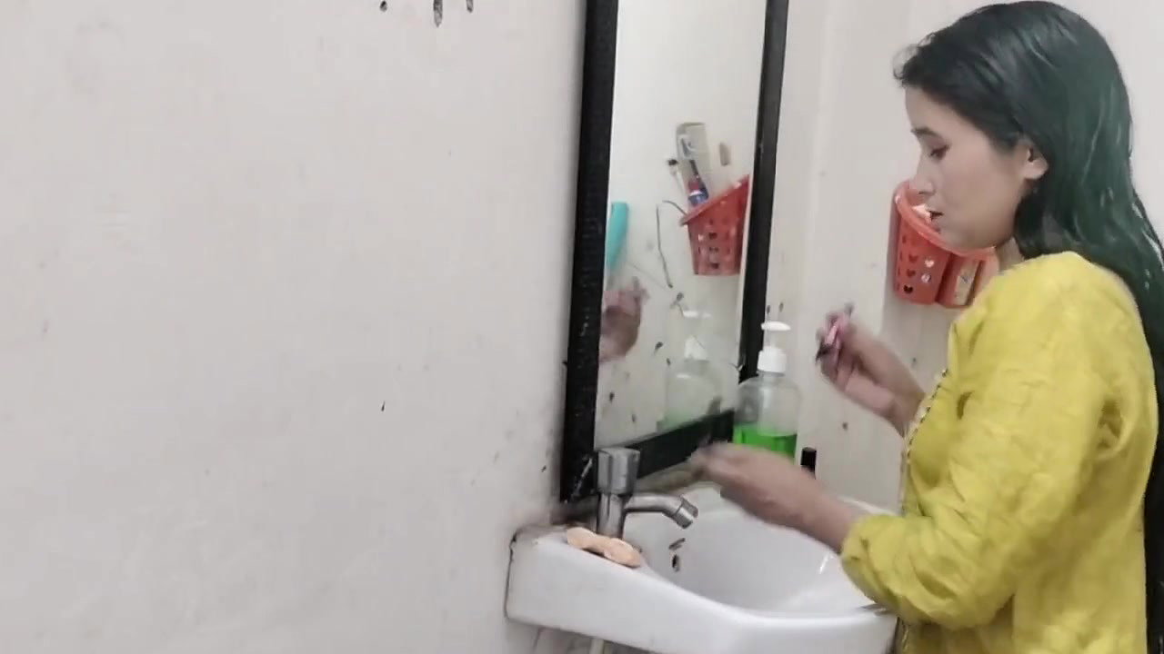 Malkin ko piche se pakad ke bathroom me hi chod diya