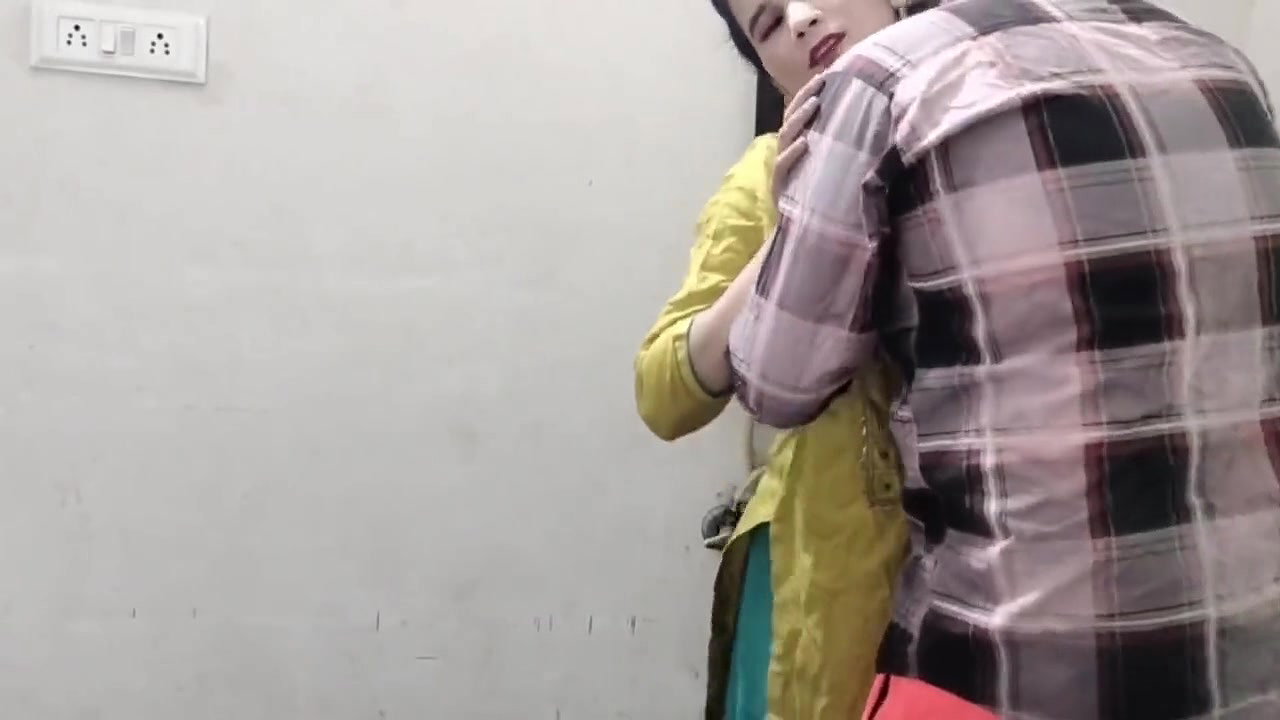 Malkin ko piche se pakad ke bathroom me hi chod diya