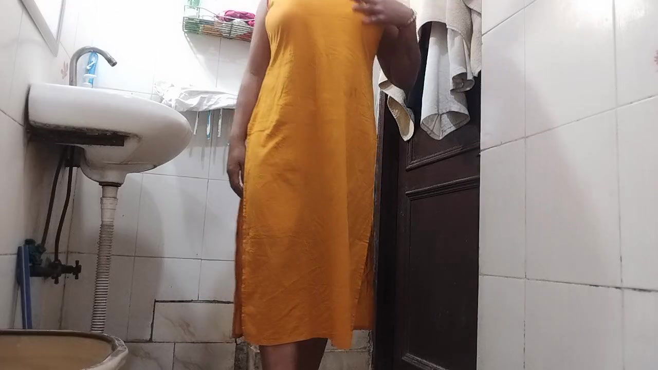 Mona Aunty made sexy video for boyfriend in bathroom
