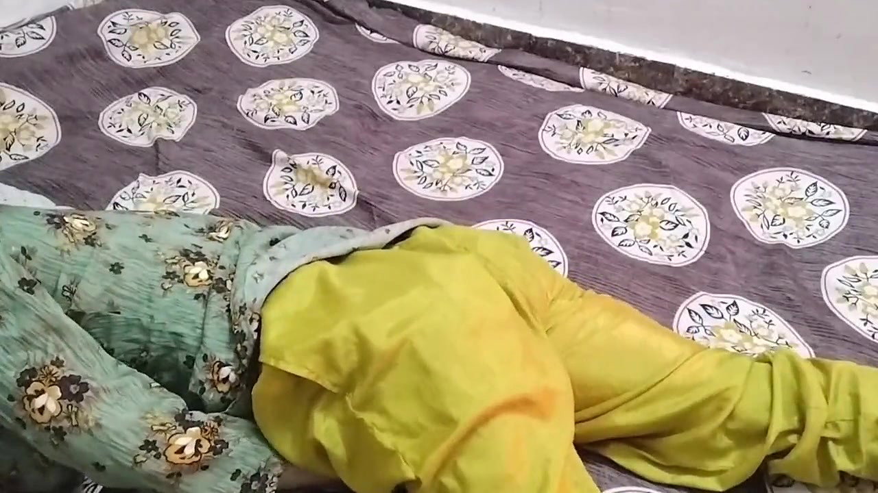 Mother in law ko room me band kar ke jabar dasti pela