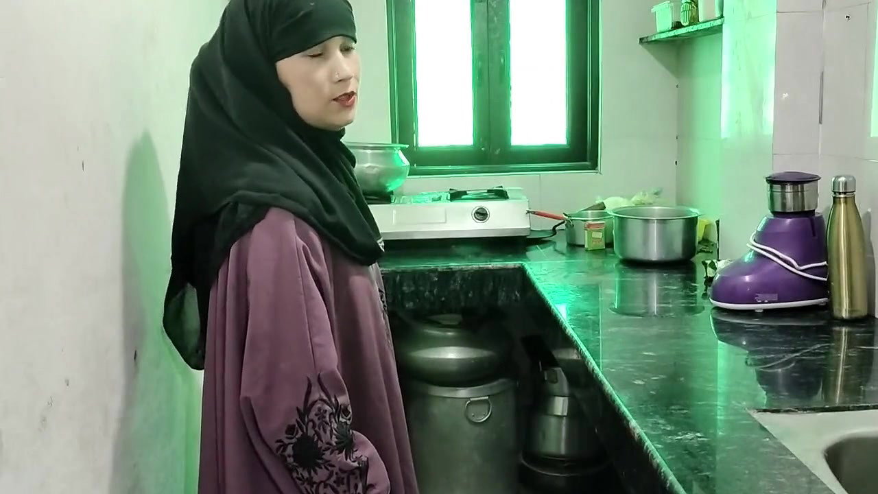 Muslim girlfriend ko kichen me bulakar chod diya