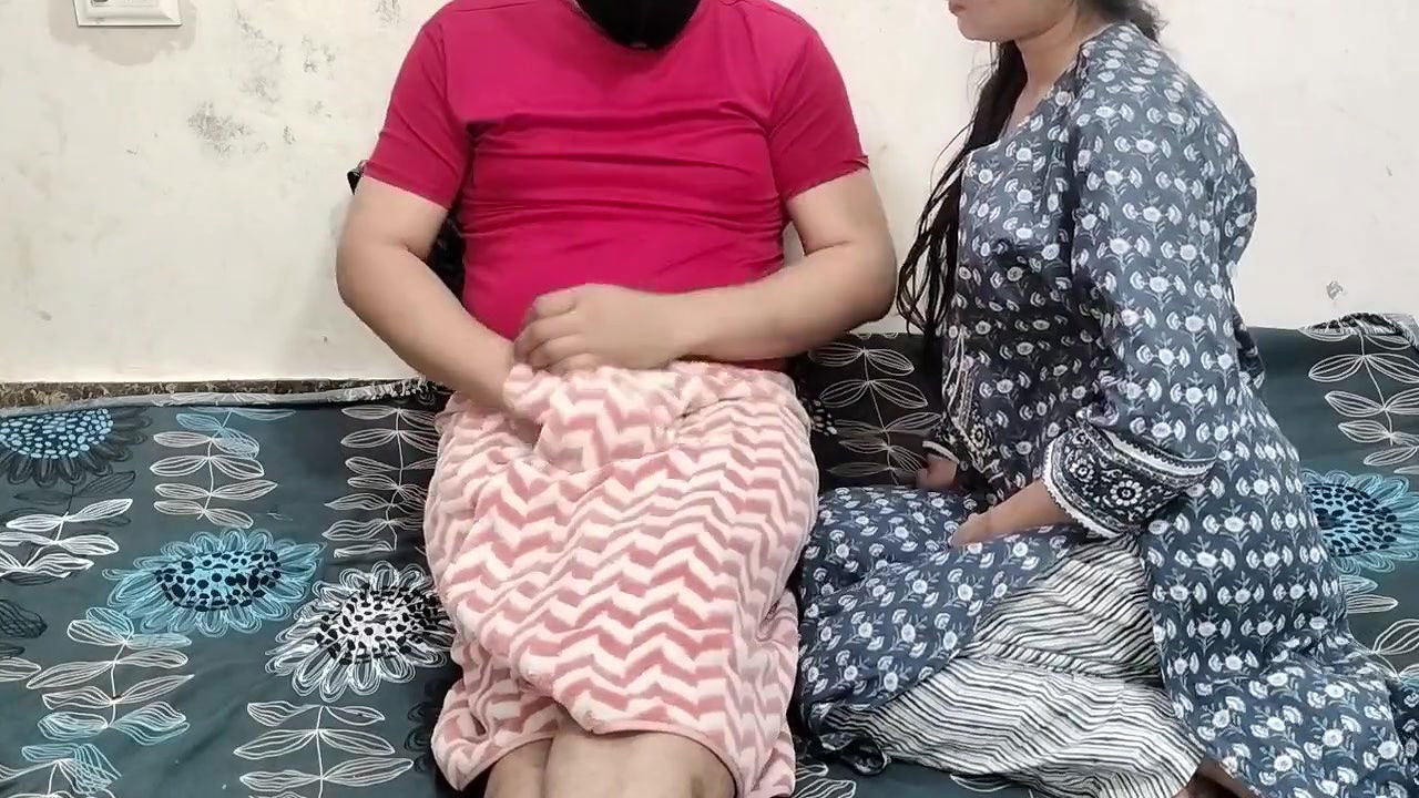 Muth marte bhabhi ne dekh liya fir bhabhi ko choda