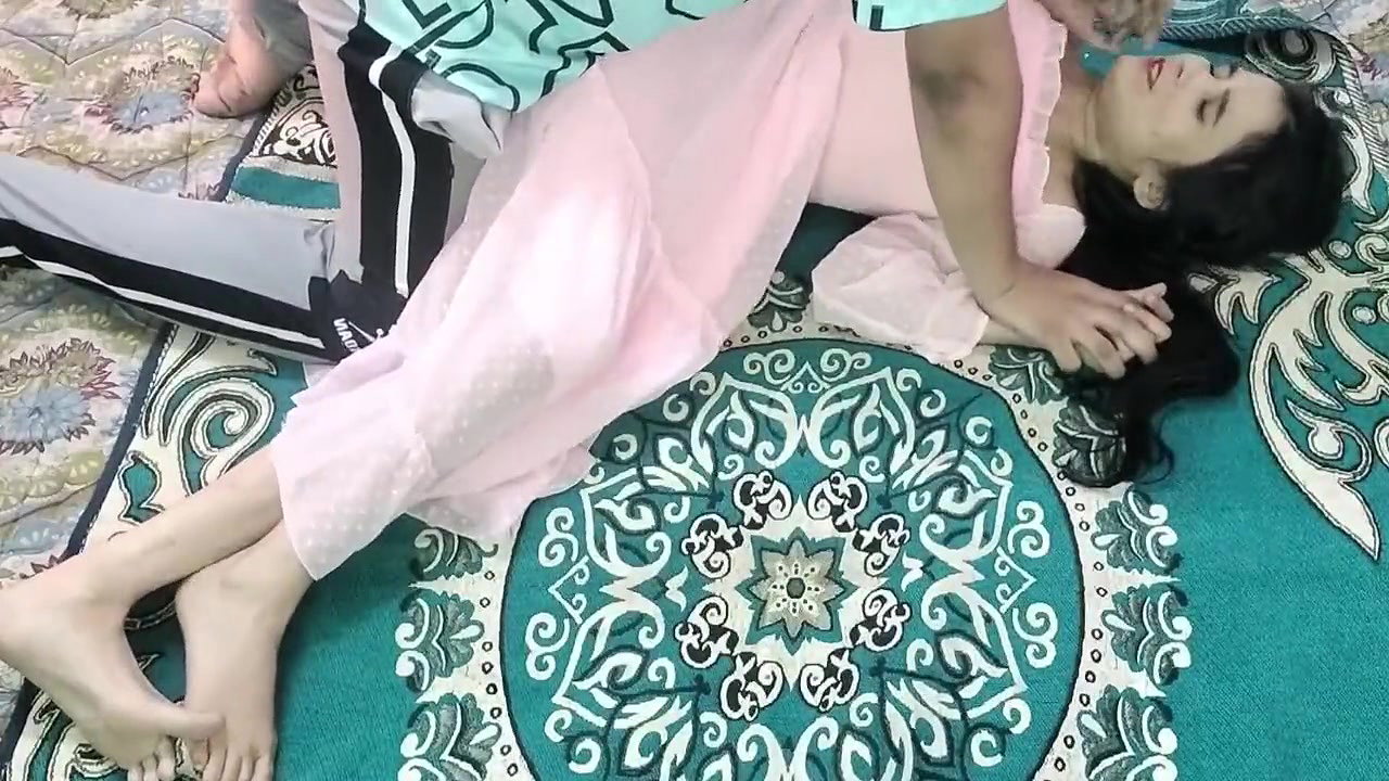 Padosi ke ghar me ghus kar jabar dasti chod diya