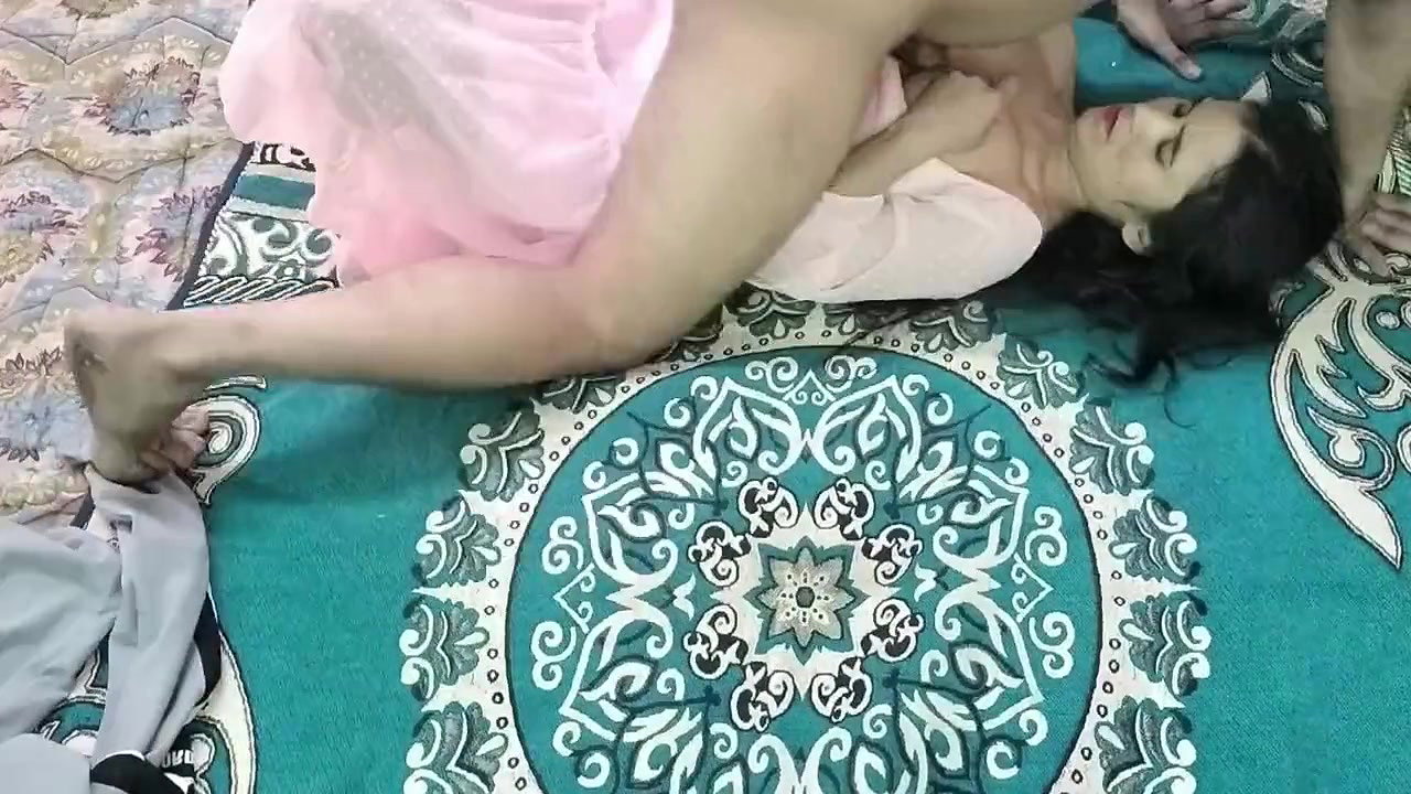 Padosi ke ghar me ghus kar jabar dasti chod diya