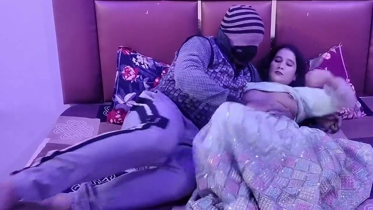 saw leaving desi aunty