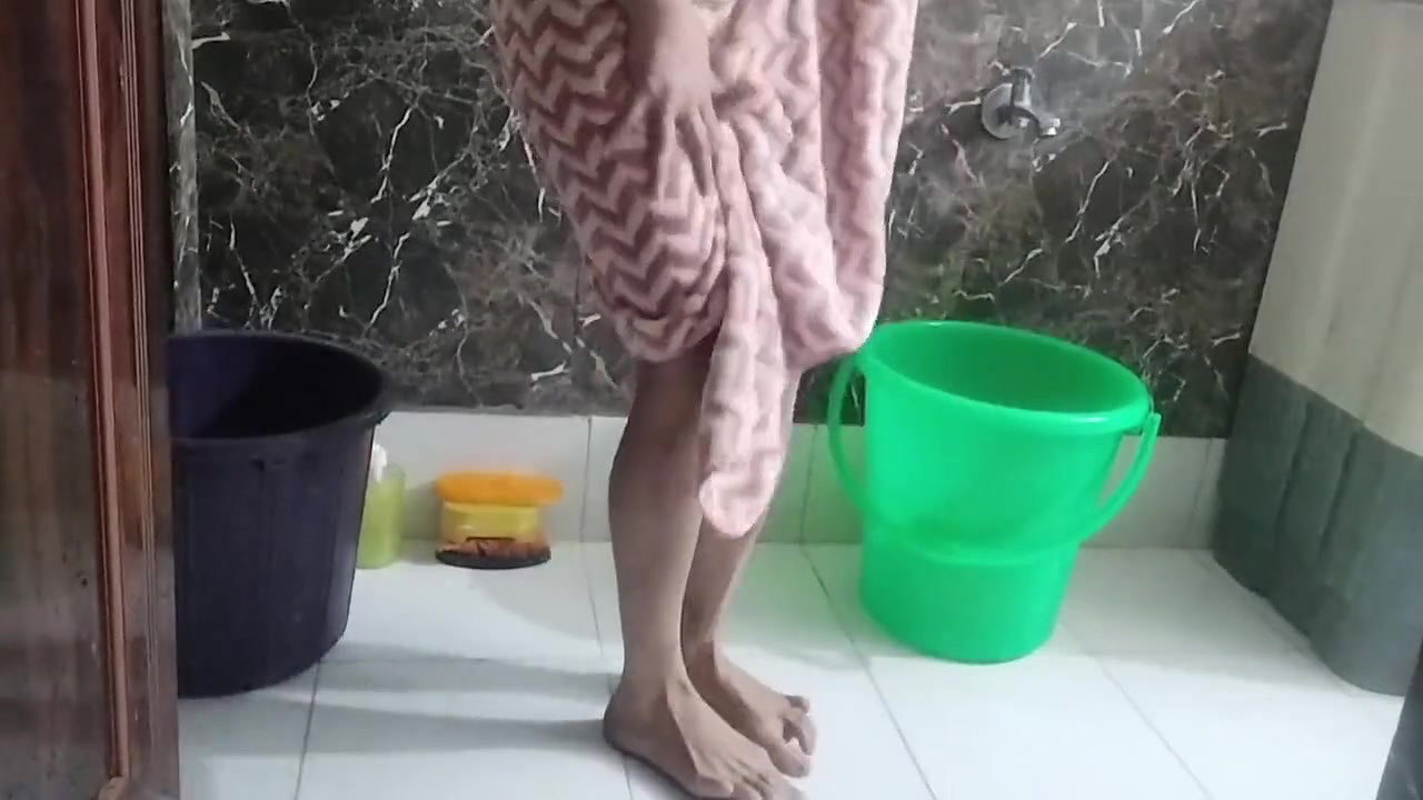 School girl ko bathroom MMS video viral