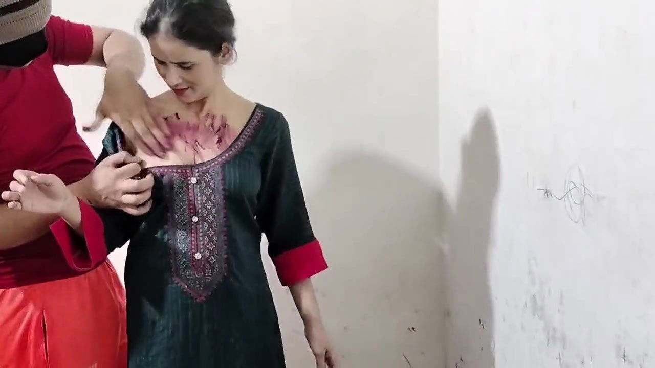 Sister in law ke choli me lagaya rang