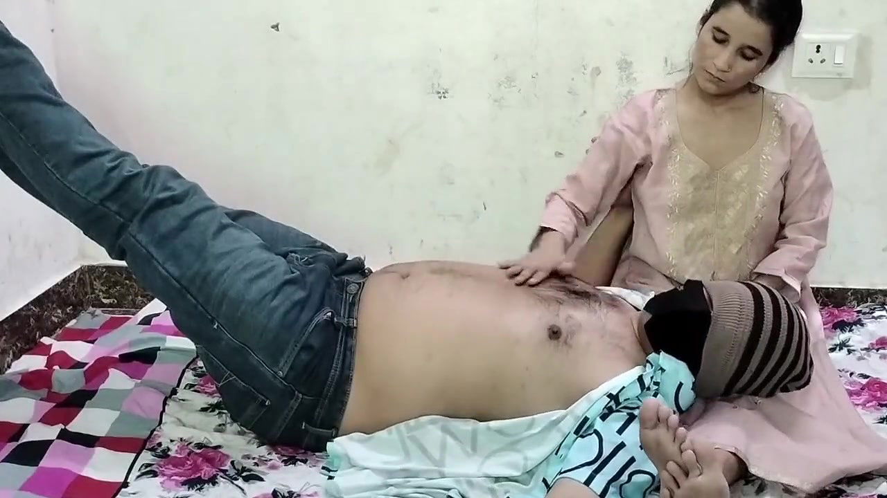 Soyi hui bhabhi ke muh me land daal diya