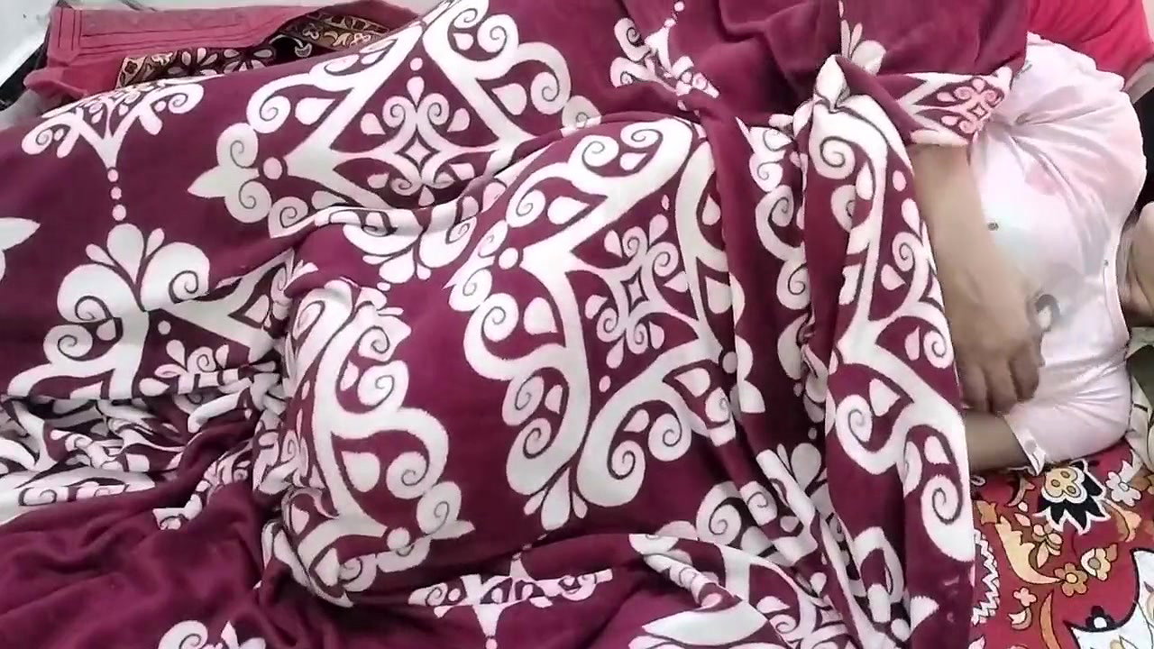 Soyi hui buaa ki step daughter ko room me band kar pel diya