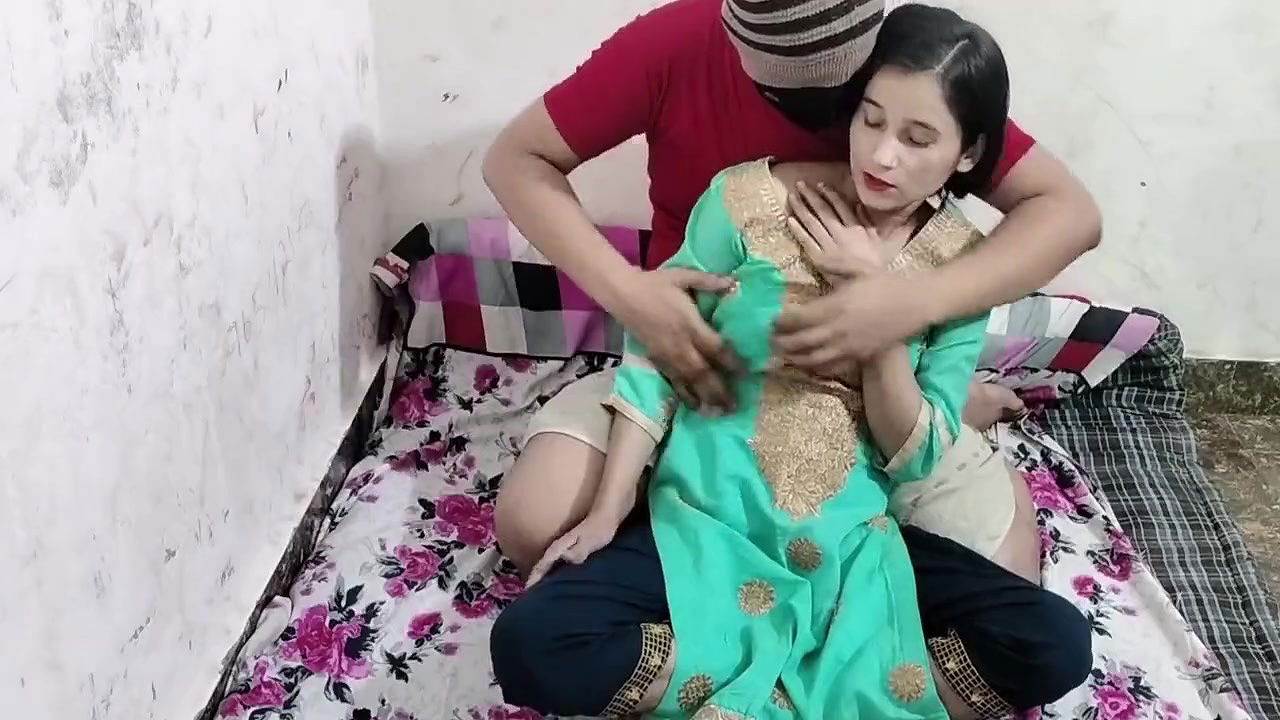 Soyi hui chachi ke chupke se bur me land daal diya