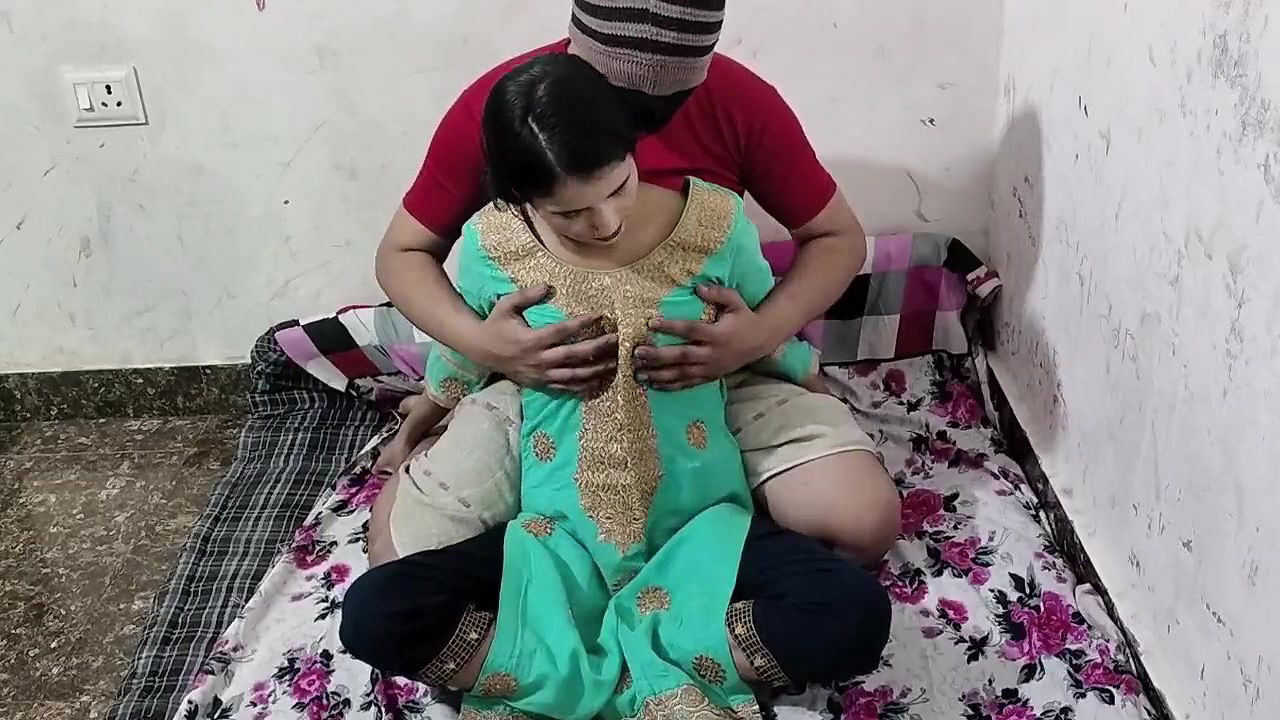 Soyi hui malkin ke muh me land daal diya