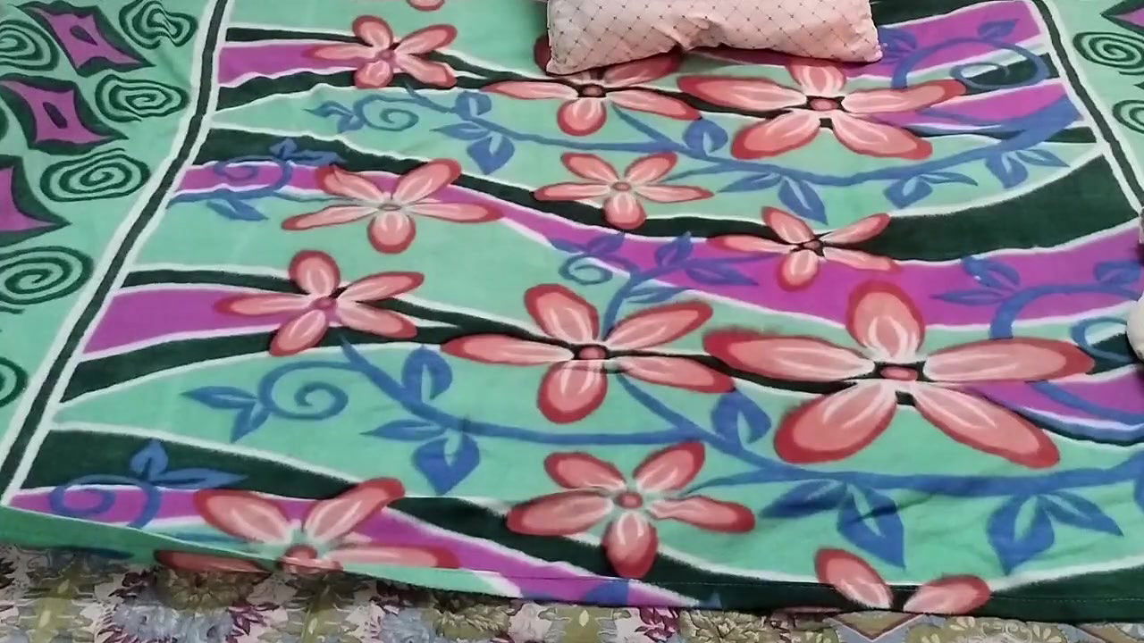 Step sister ki little boobs daba daba kar pela