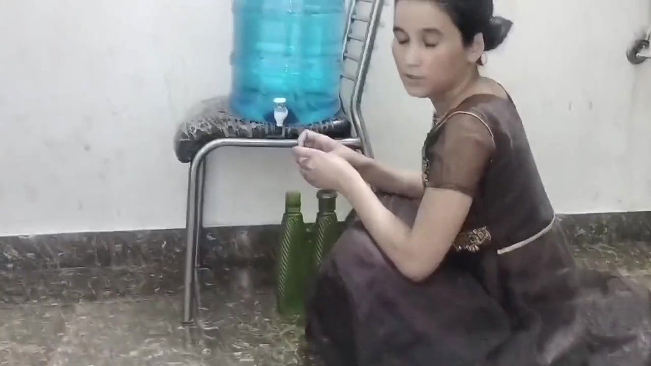 Step sister ko akele dekh jabar chuchi daba daba kar pela