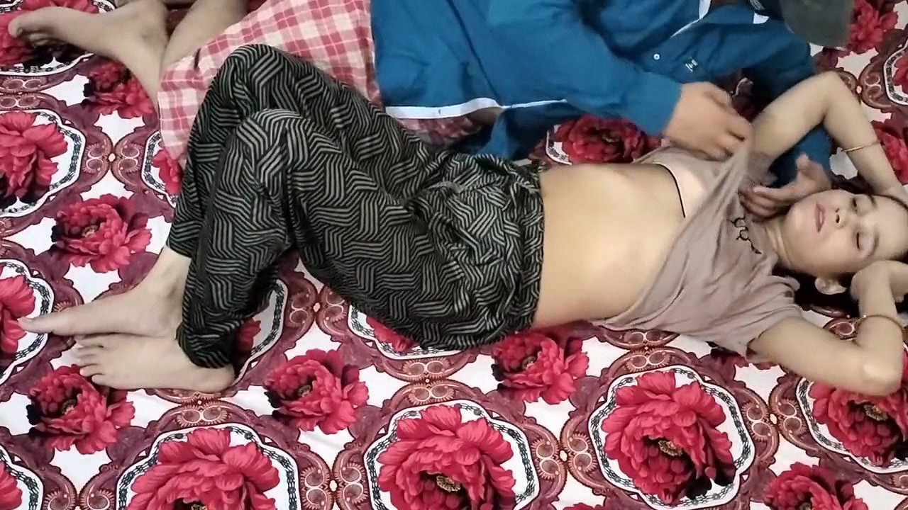 Step sister ko bathroom me chuchi daba daba kar pela