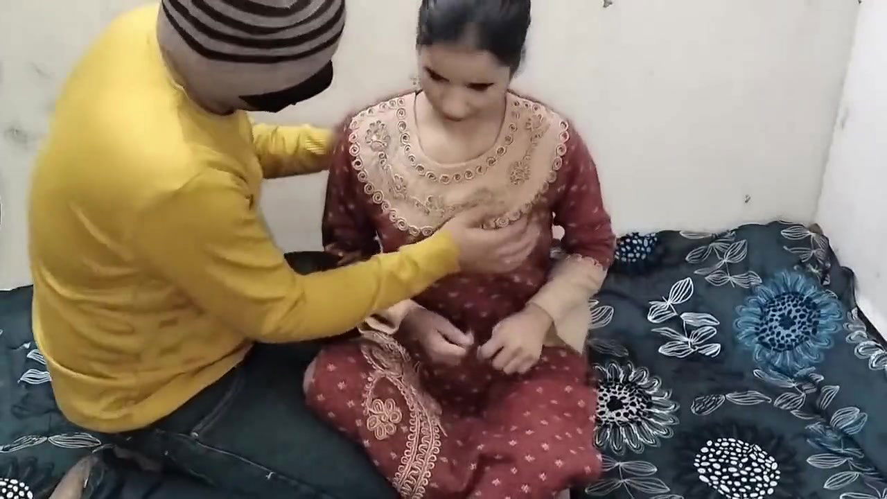 Step sister ko bathroom me jabar dasti pakad ke chod diya