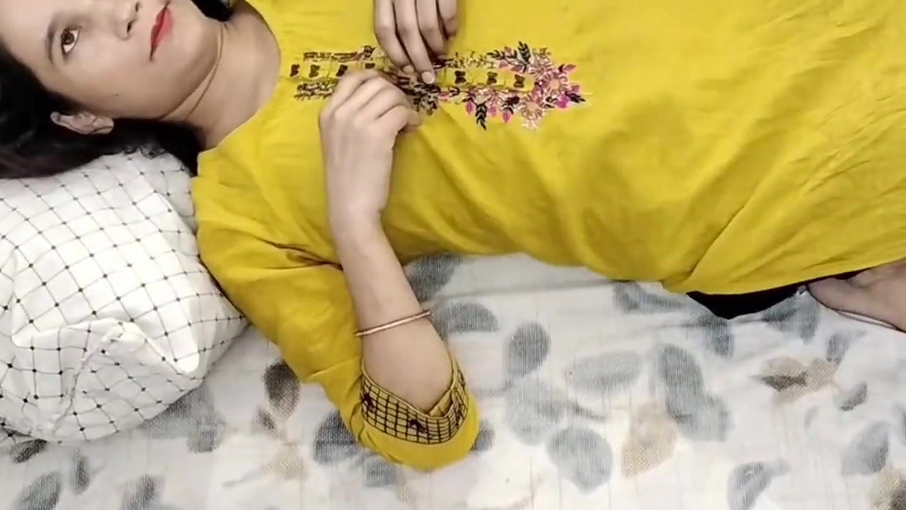 Step sister soyi thi tabhi jakar mai chod diya