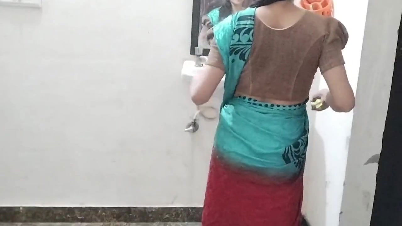 Teacher ko bathroom me piche se pakad ke chod diya