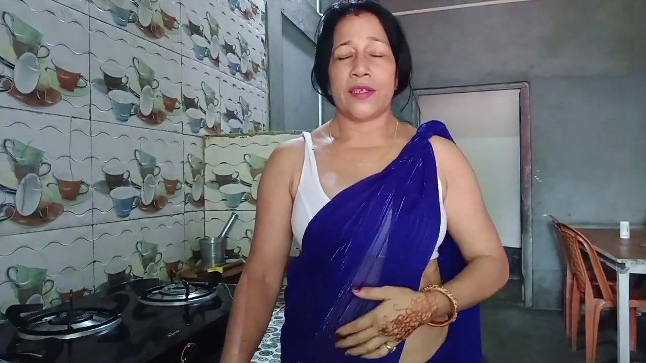 MAINE MERI FRIEND ko Invited her sister’s friend to her room and fucked her