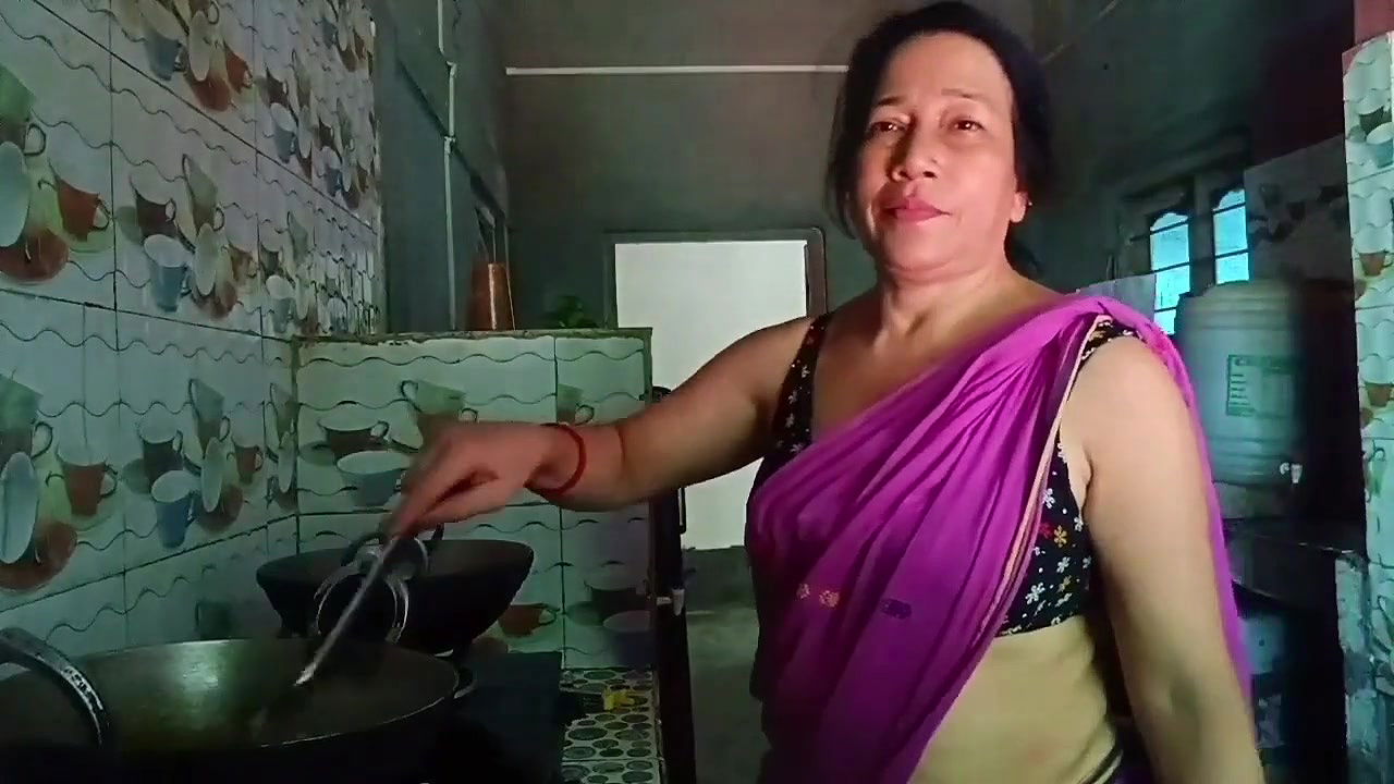 Single sister-in-law has sex with delivery boy because her husband is out of India