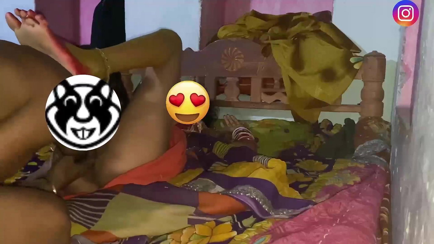 Neighbor calls bhabhi home and has sex with her sexy bhabhi fucking hard with Hindi audio