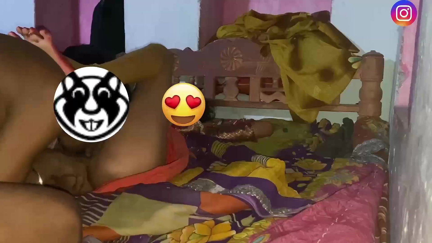 Neighbor calls bhabhi home and has sex with her sexy bhabhi fucking hard with Hindi audio