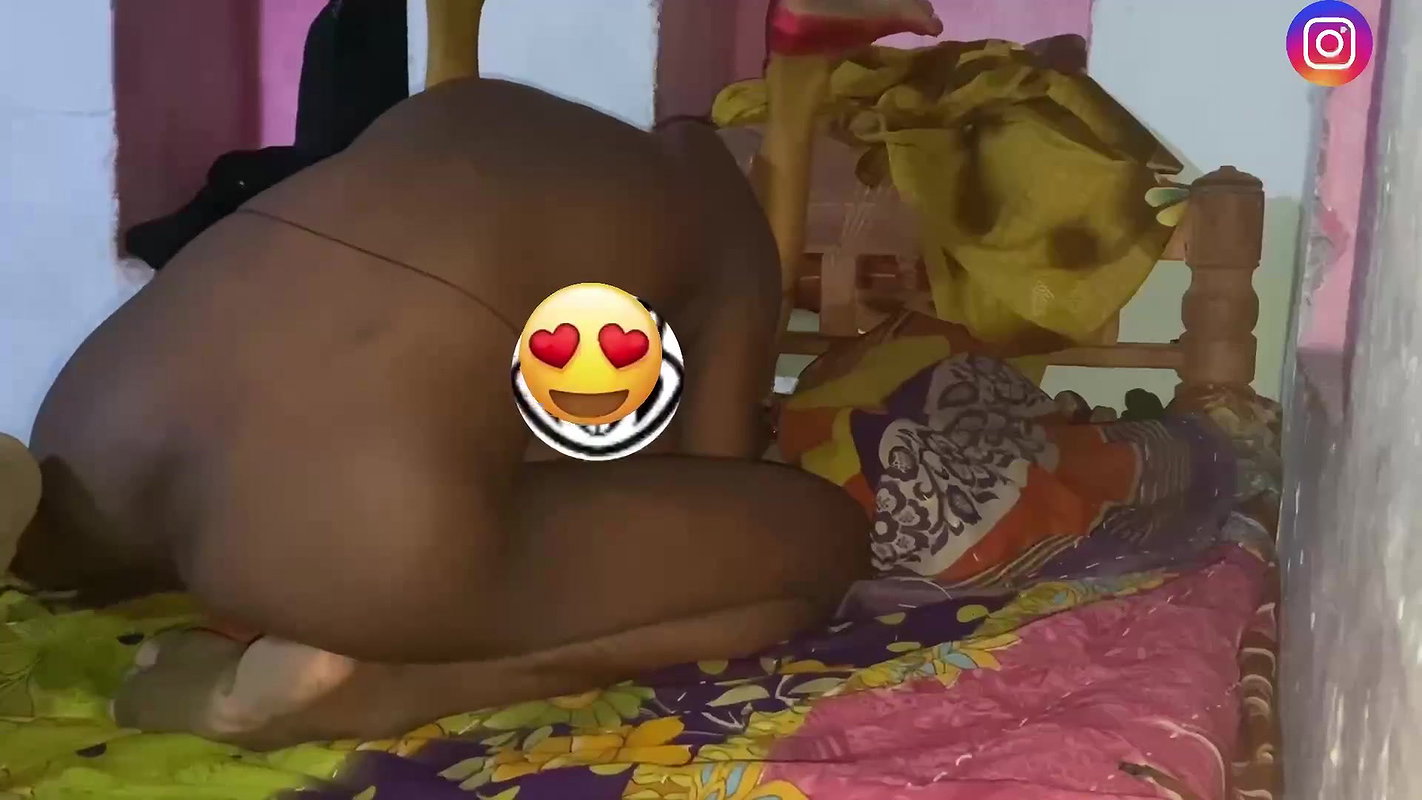 Neighbor calls bhabhi home and has sex with her sexy bhabhi fucking hard with Hindi audio