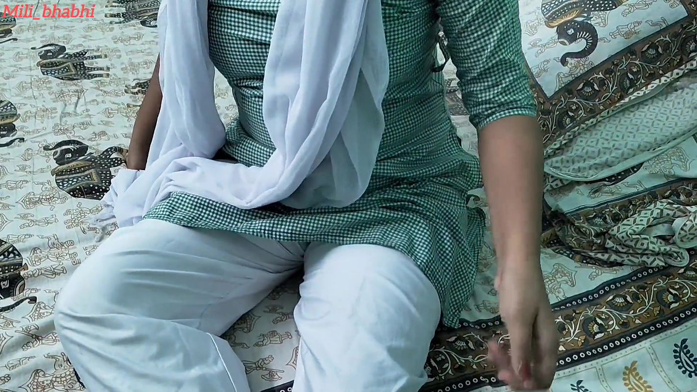 Desi tight pussy squirt sex MMS, beautiful Indian Stepsister fuck hard and squirt all over Xxx desi tight pussy