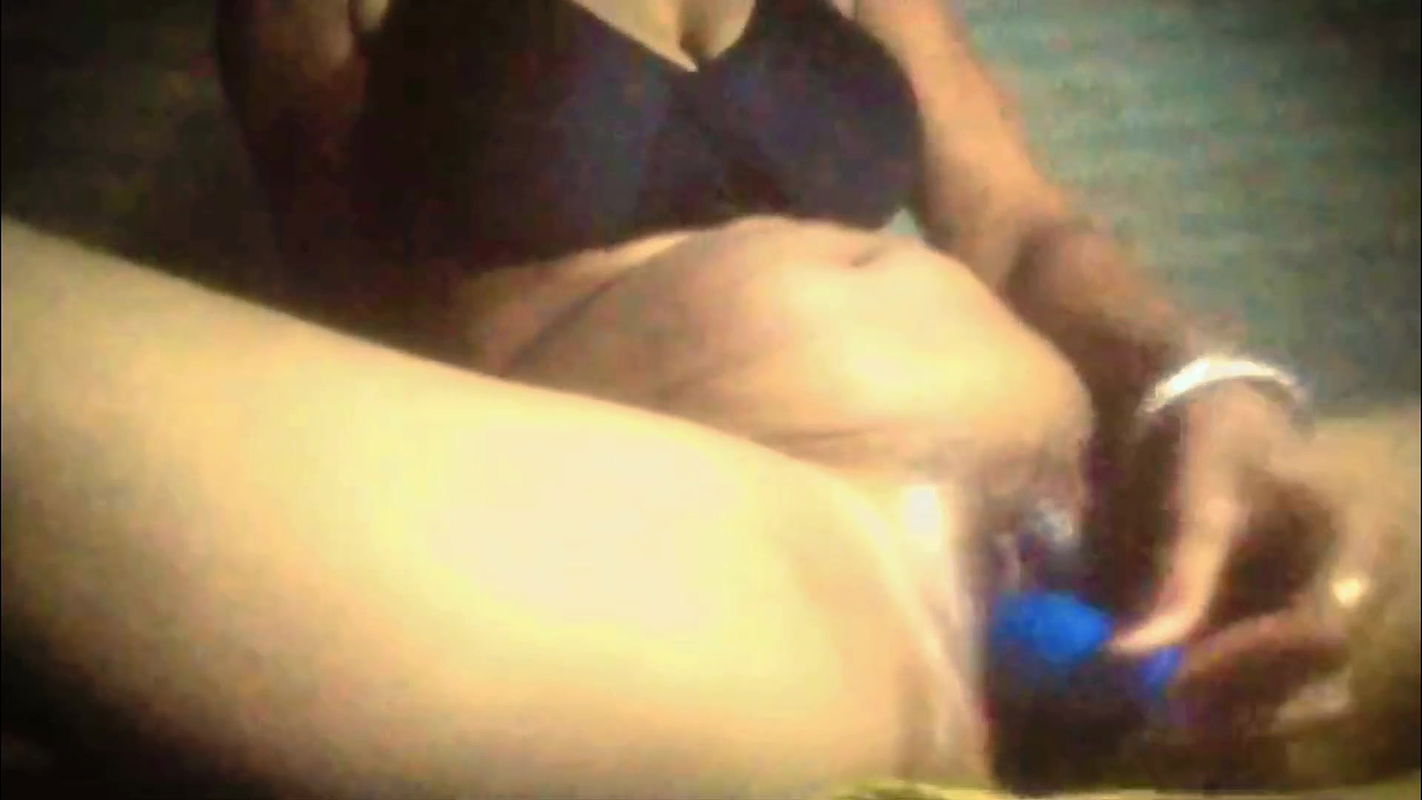 Indian Homemade Village Bhabhi Coconut Oil Bottle In Side Boor Dalte Huye Oil Bottle Masturbation In Oil King Size Bottle Desi