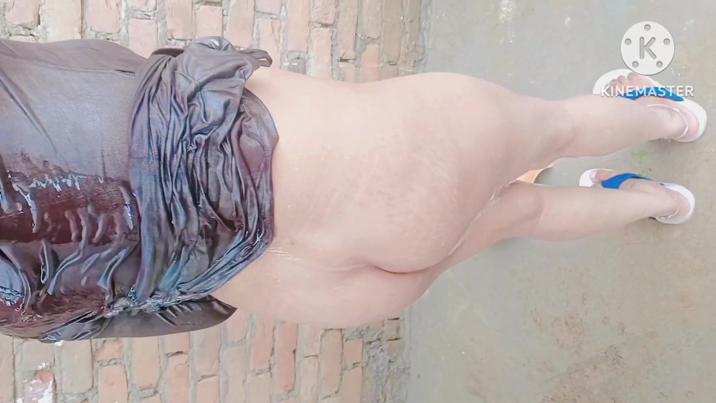 Seeing sister-in-law taking a bath, father-in-law killed sister-in-law’s gand full hot bathroom bhabhi bath