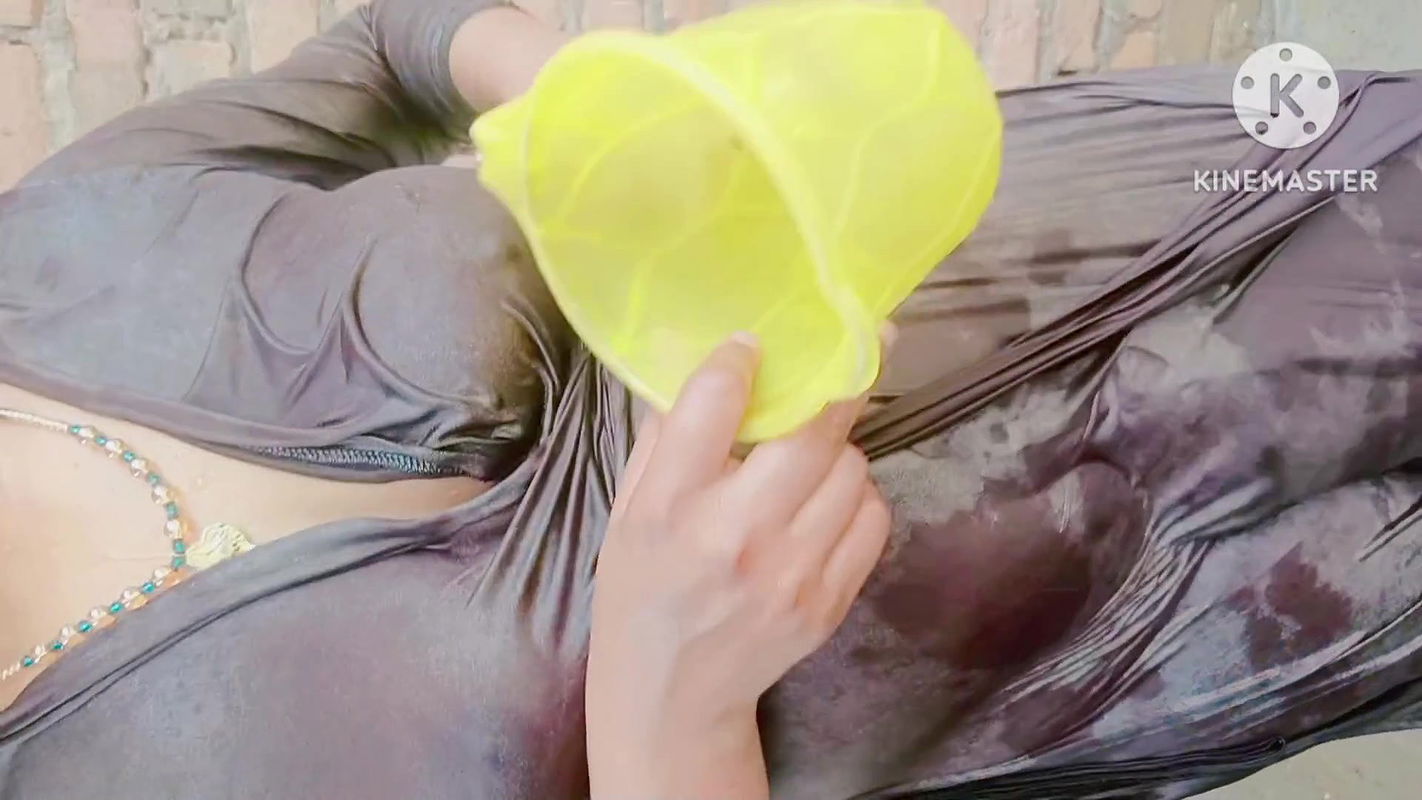 Seeing sister-in-law taking a bath, father-in-law killed sister-in-law’s gand full hot bathroom bhabhi bath