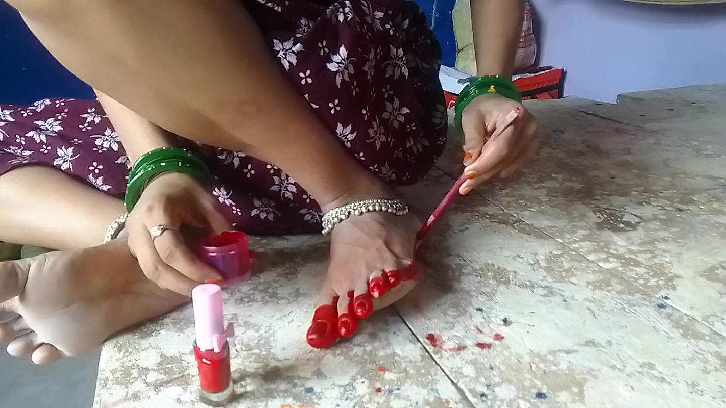 Indian bhabhi applies color to hear legs Indian desi bhabhi