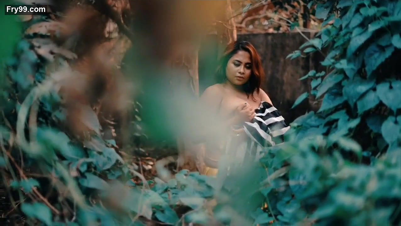 Parna Nude Saree Shoot