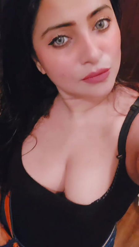 aleeza khan big boobs and cleavage