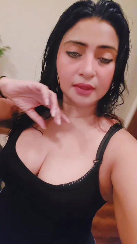 aleeza khan big boobs and cleavage