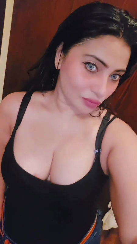 aleeza khan big boobs and cleavage