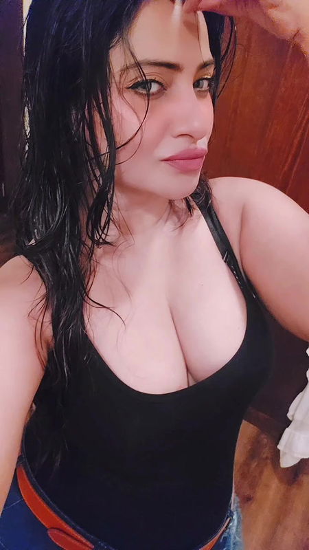 aleeza khan big boobs and cleavage