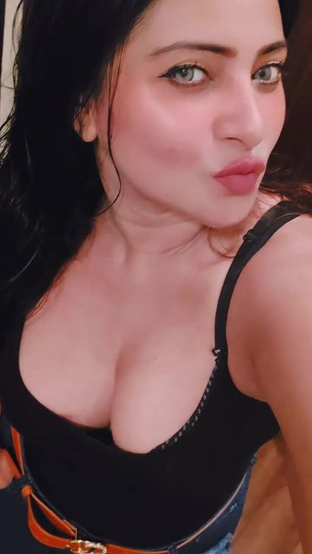 aleeza khan big boobs and cleavage