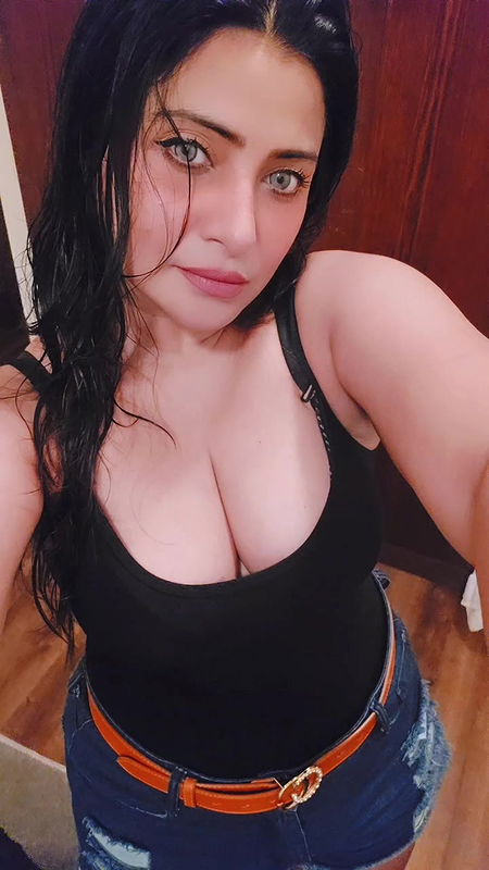 aleeza khan big boobs and cleavage