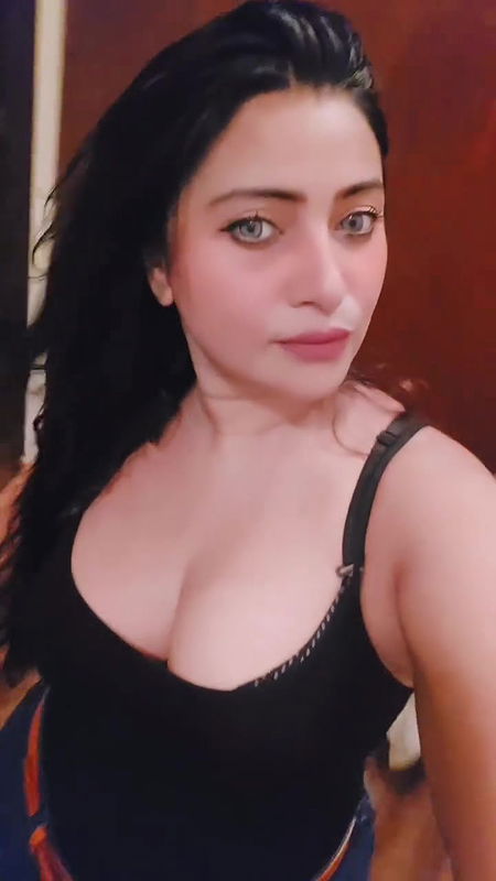 aleeza khan big boobs and cleavage