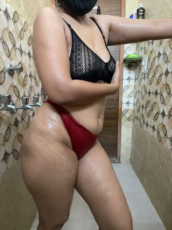 Horny Rupali Showing her nude back and ass