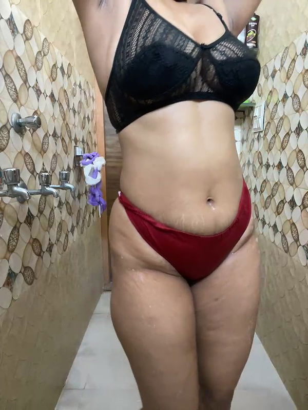 Horny Rupali Showing her nude back and ass