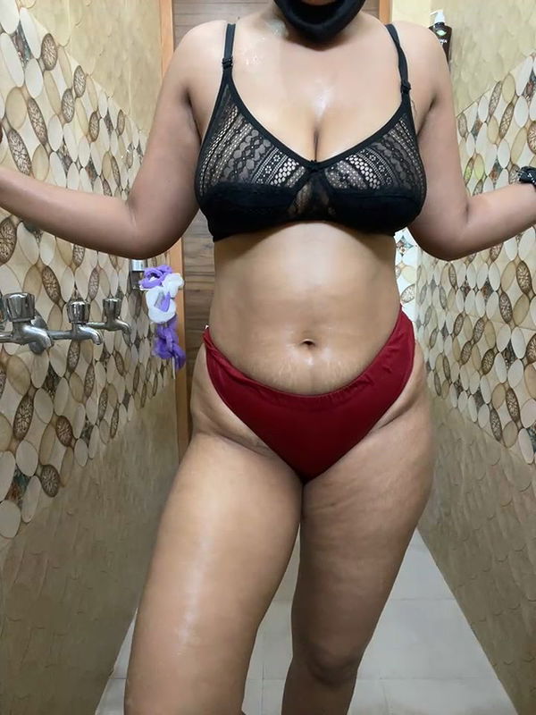 Horny Rupali Showing her nude back and ass