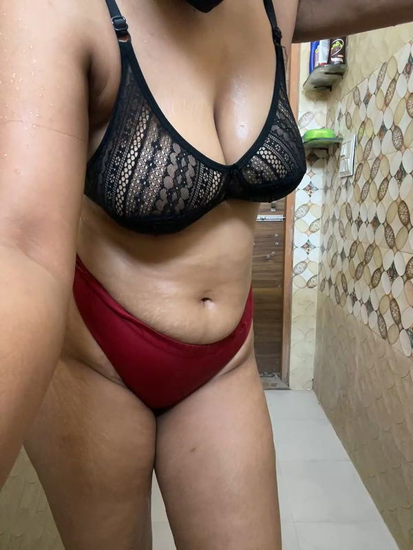 Horny Rupali Showing her nude back and ass