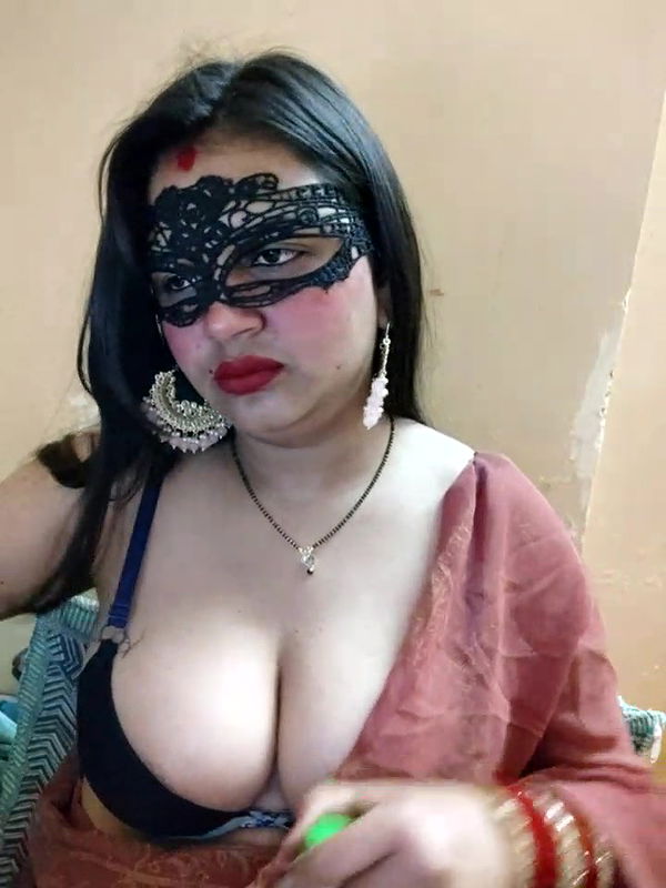 Hot chubby Bhabhi Wearing Saree showing her Big boobs