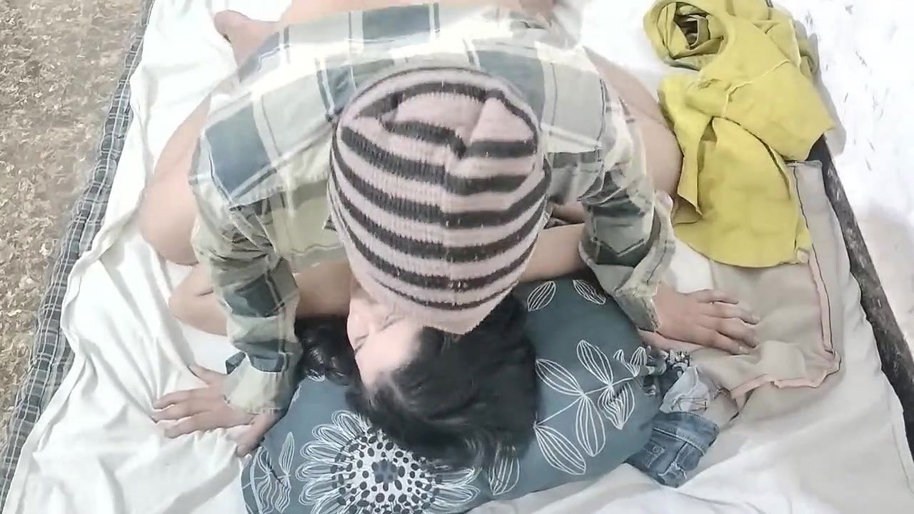 Step daughter ko room me band kar ke jabar dasti pela