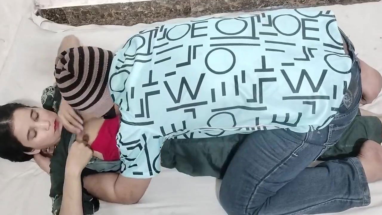 Soyi hui step sister ko jabar dasti chod diya