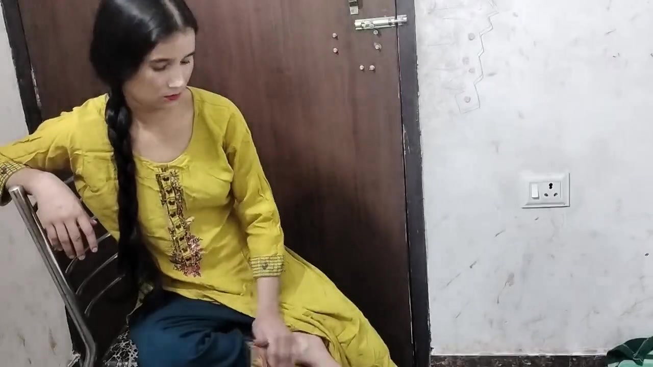 Step sister ko market ghumane ke bahane room me band karke choda