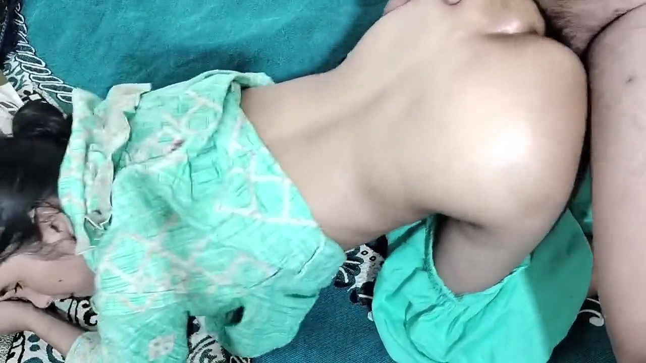 Soyi hui step sister ko nanga karke pel diya